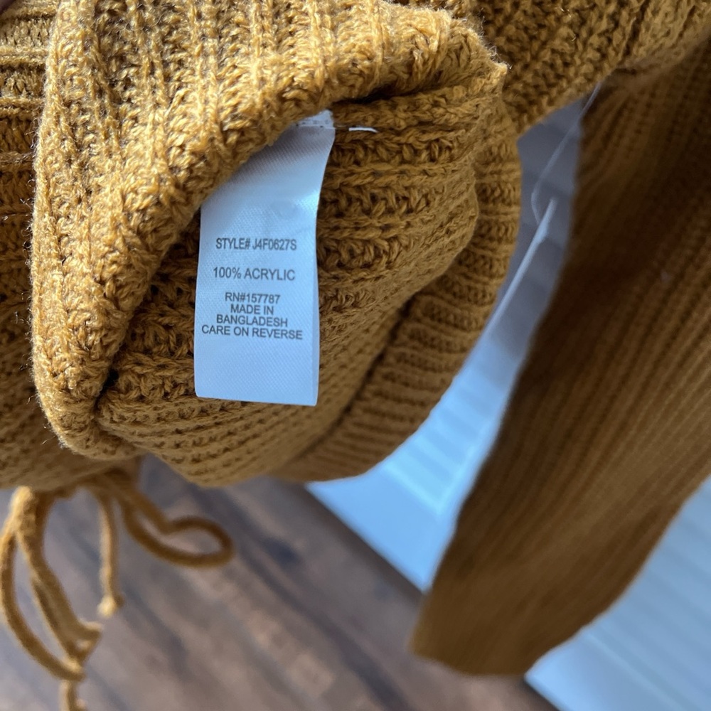 BRAND NEW (NWT) Gold V-neck Sweater - Picture 3 of 6